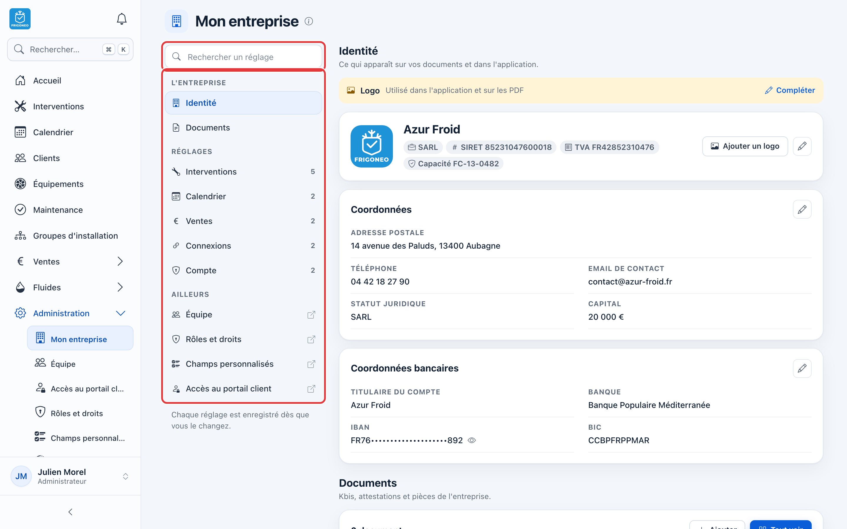 Page Mon entreprise : la recherche d'un réglage et le sommaire (Identité, Documents, Interventions, Calendrier, Ventes, Connexions, Compte, puis les liens vers Équipe, Rôles et droits, Champs personnalisés) sont entourés en rouge ; à droite, la section Identité.