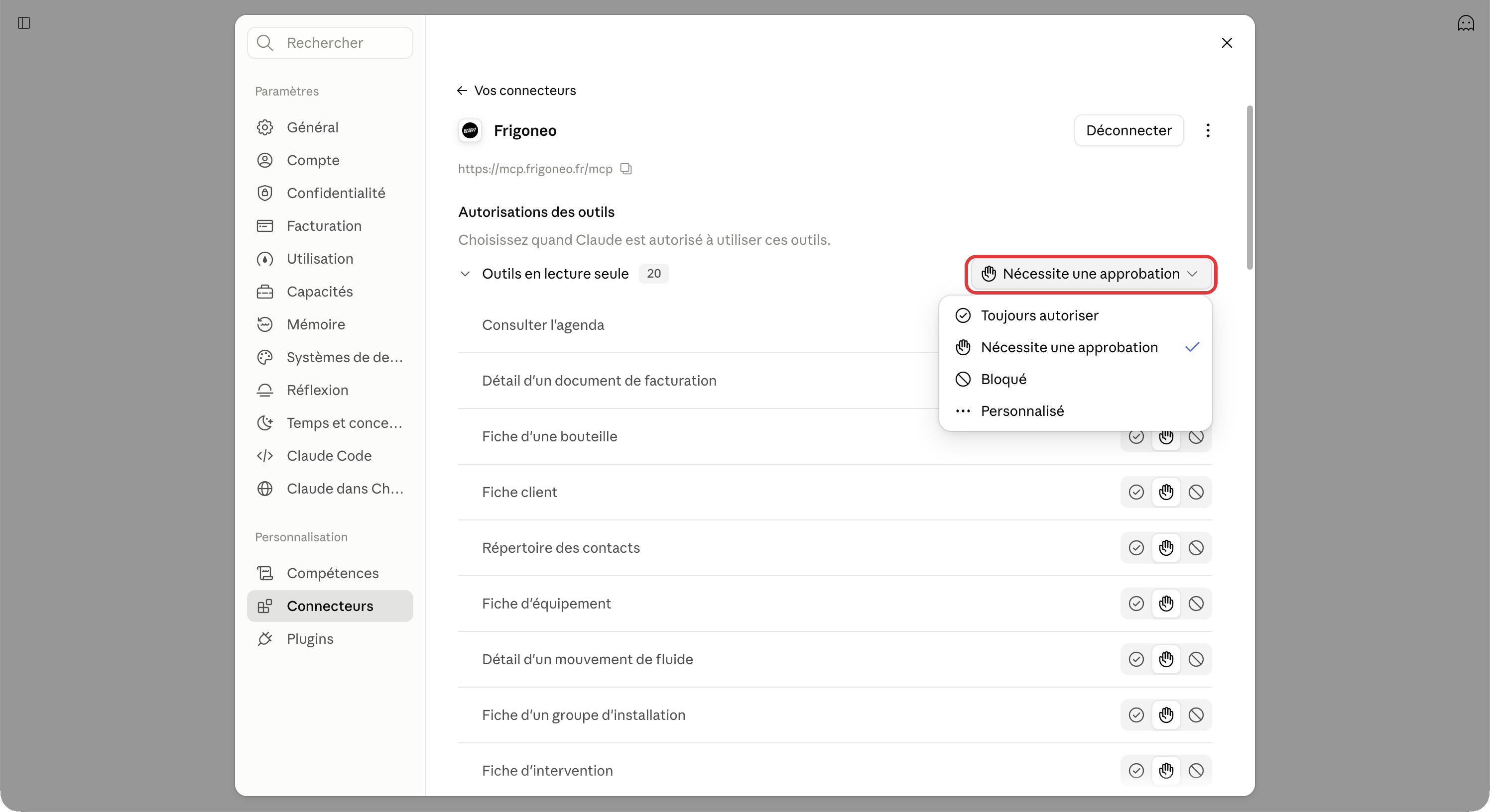 Réglages du connecteur Frigoneo dans Claude : pour les outils en lecture seule, le menu Nécessite une approbation est entouré en rouge, avec les choix Toujours autoriser, Nécessite une approbation, Bloqué, Personnalisé.
