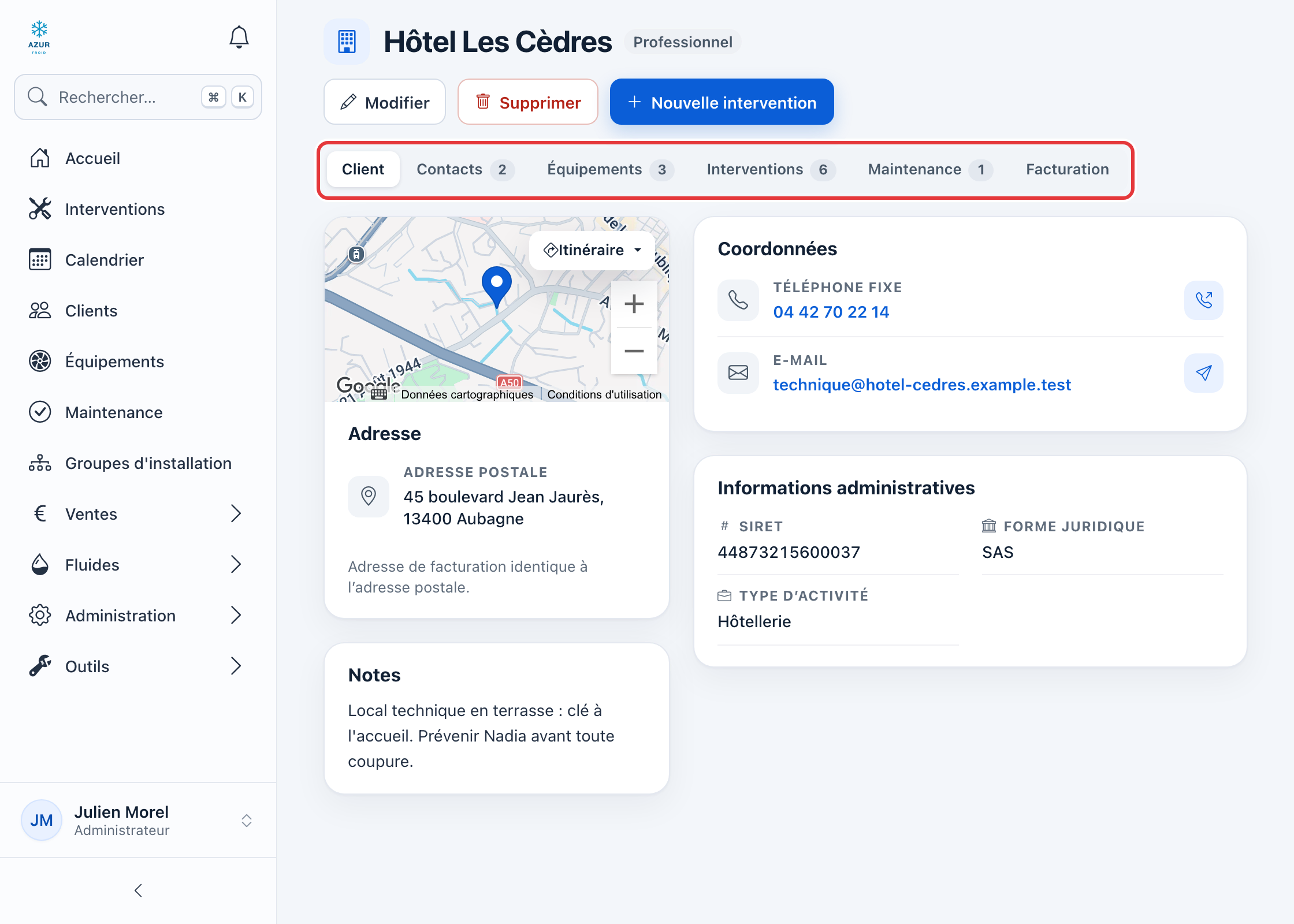 Fiche de l'Hôtel Les Cèdres : les onglets Client, Contacts, Équipements, Interventions, Maintenance et Facturation sont entourés en rouge ; dessous, la carte, l'adresse, les coordonnées, les informations administratives et les notes.