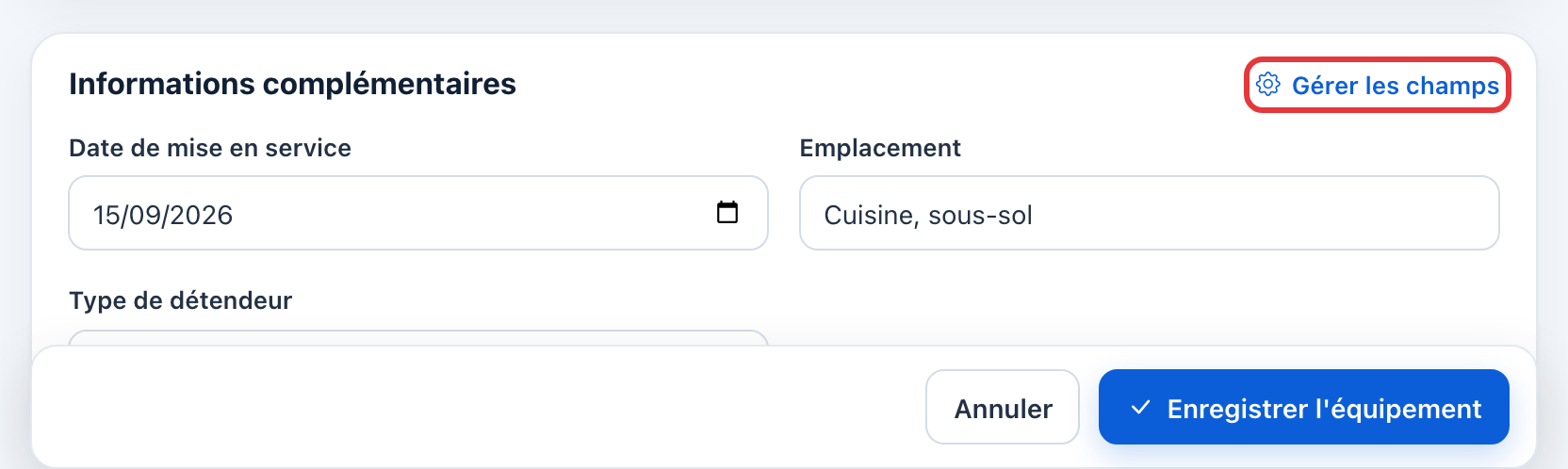 Carte Informations complémentaires : date de mise en service, emplacement et type de détendeur remplis ; le lien Gérer les champs est entouré en rouge.