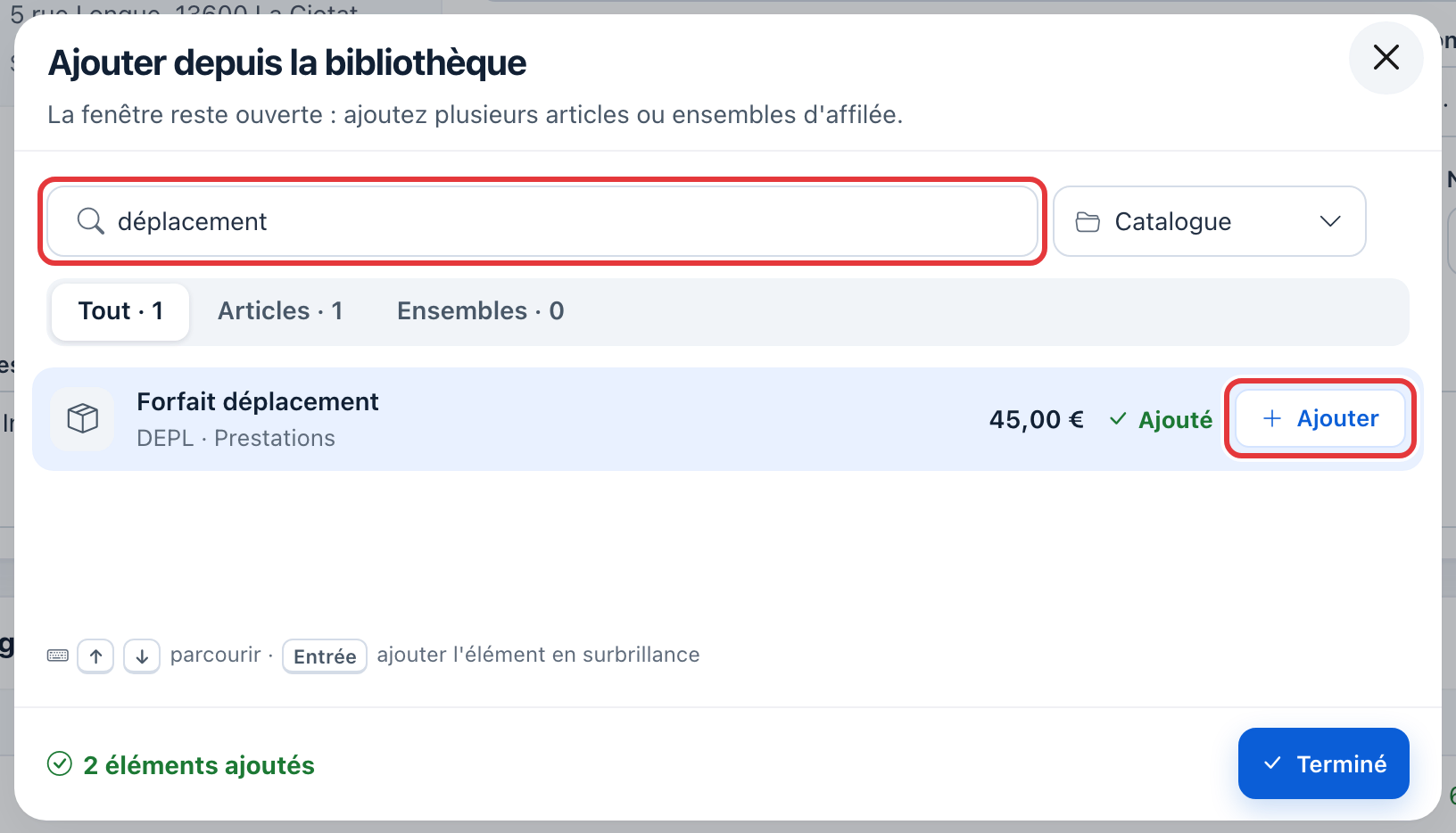 Fenêtre Ajouter depuis la bibliothèque : la recherche « déplacement » et le bouton Ajouter du Forfait déplacement sont entourés en rouge ; en bas, « 2 éléments ajoutés » et le bouton Terminé.