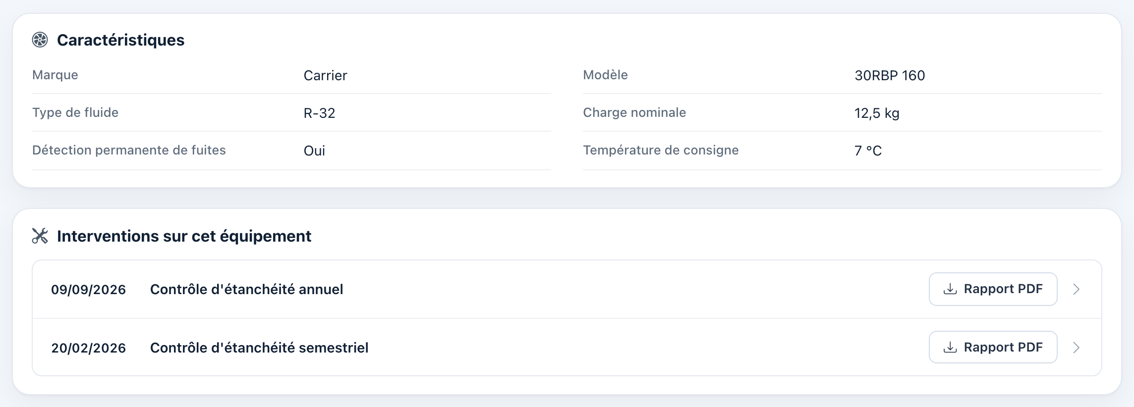Fiche d'un équipement dans le portail client : le panneau Caractéristiques (Carrier 30RBP 160, R-32, 12,5 kg, détection permanente de fuites Oui, consigne 7 °C) et le panneau Interventions sur cet équipement avec deux contrôles d'étanchéité.